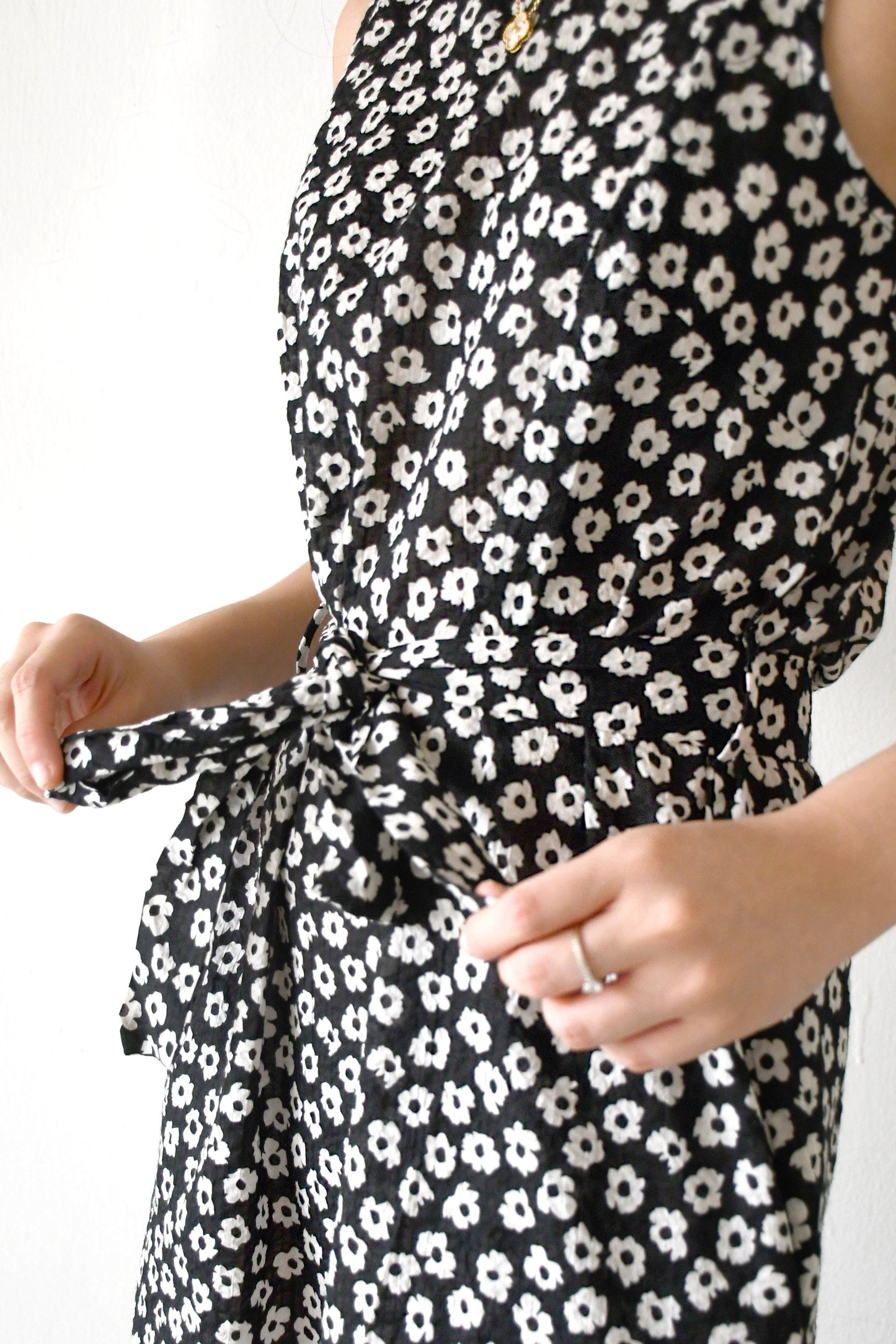 Ease Shift Dress / Black Daisy